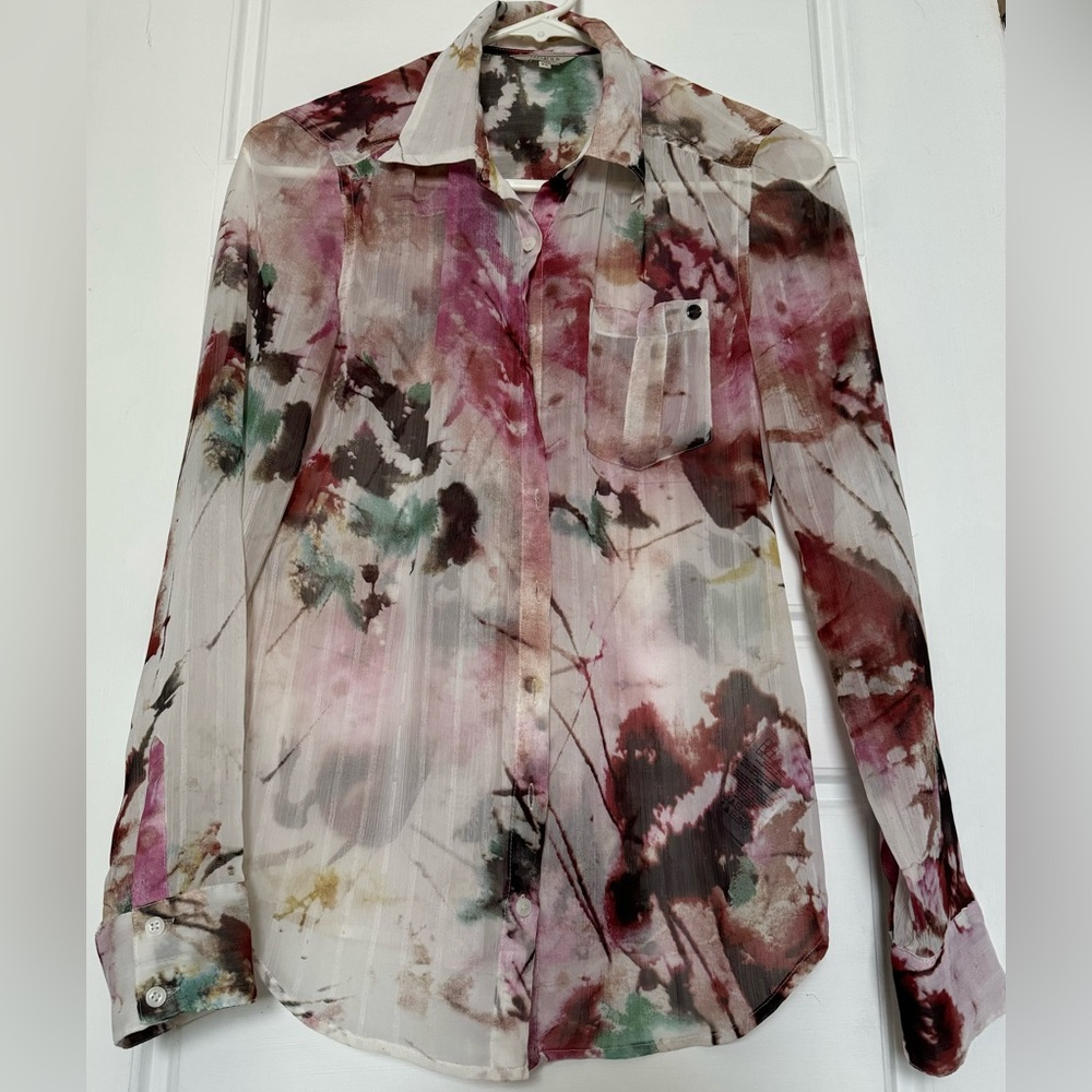 Guess buttoned top